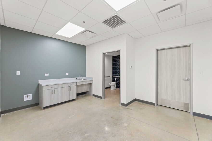 More Photos Of 10042 FM 1976, Universal City Unknown For Lease