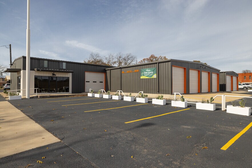 Primary Photo Of 408 S Main St, Lampasas Light Distribution For Lease