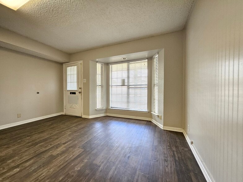More Photos Of 2015 Monarch Dr, Austin Medical For Sale