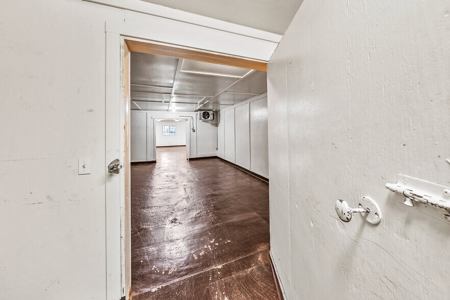 More Photos Of 211 Front St, Central Point General Retail For Sale