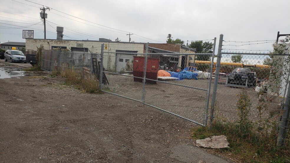 More Photos Of 746 41st Ave NE, Calgary Flex For Sale