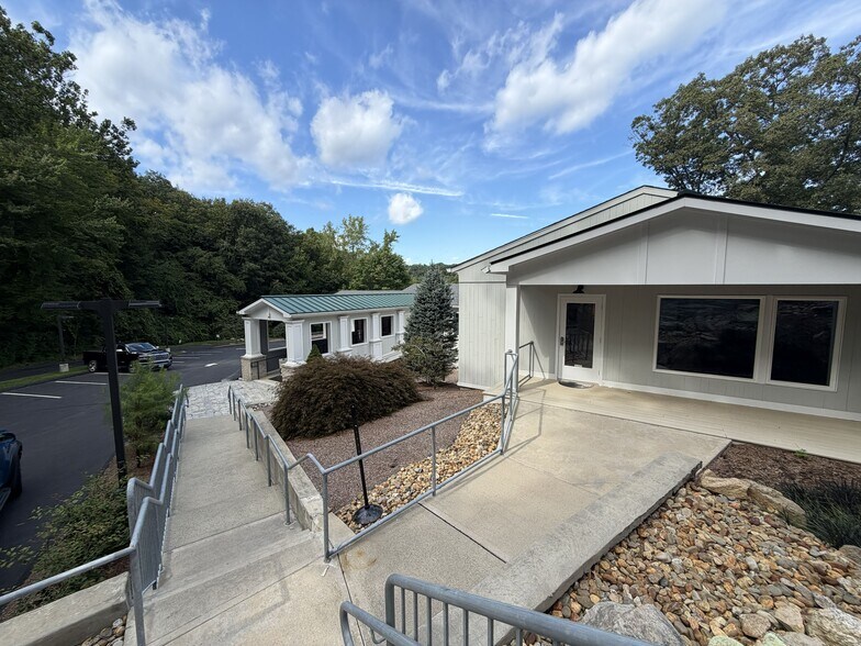 More Photos Of 1570 Boston Post Rd, Guilford Office For Lease