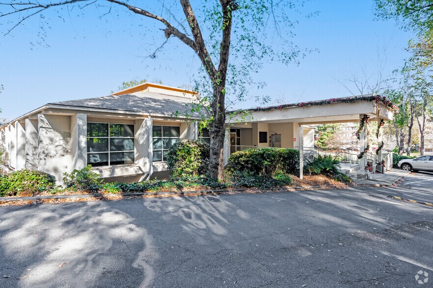 More Photos Of 4480 N Shallowford Rd, Dunwoody Medical For Lease