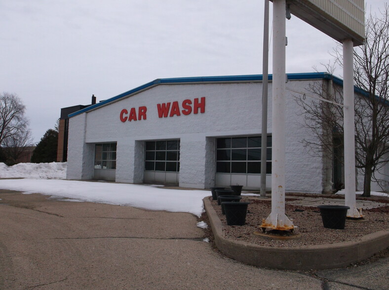 Primary Photo Of 911 Witzel Ave, Oshkosh Carwash For Lease