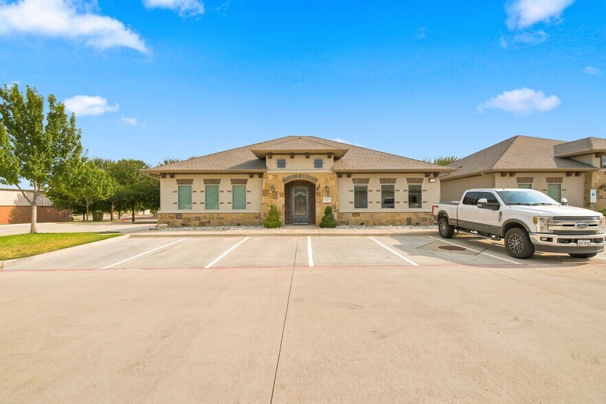 More Photos Of 642 Stoneglen Dr, Keller Office For Sale