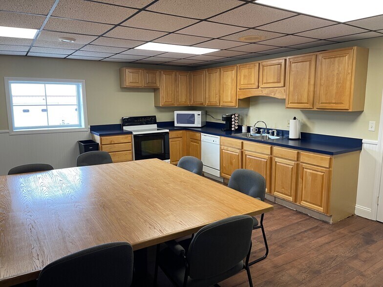 More Photos Of 246 S Meadow Rd, Plymouth Flex For Lease