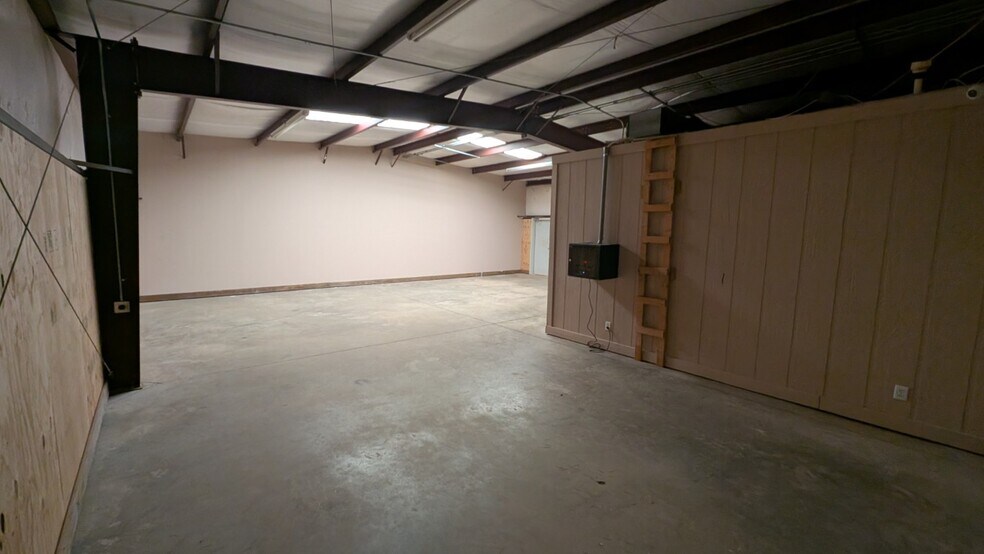More Photos Of 1975 Mall Blvd, Auburn Warehouse For Lease