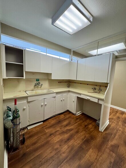 More Photos Of 611 N Esplanade St, Cuero Medical For Sale