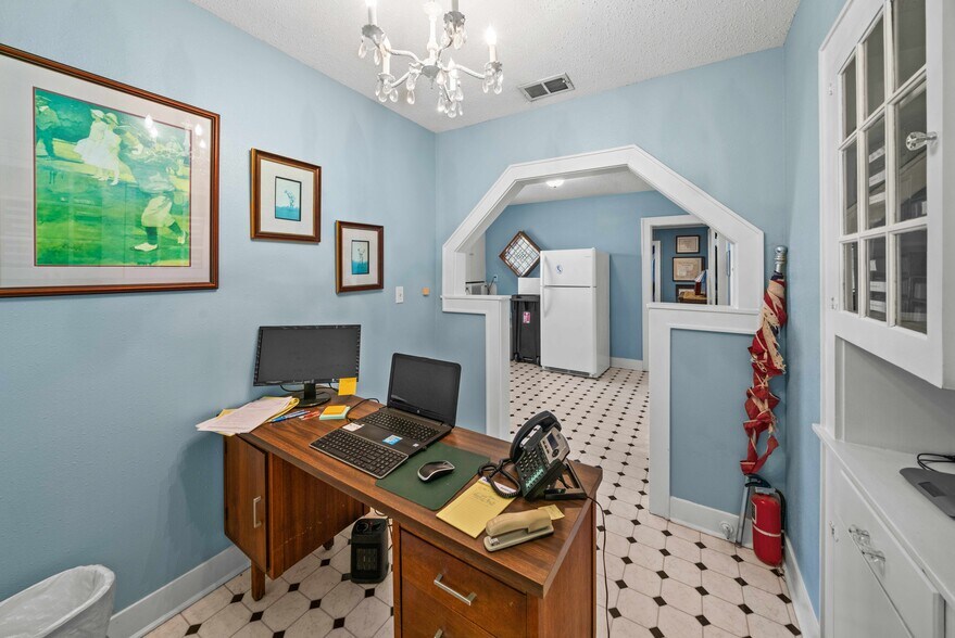 More Photos Of 209 S Main St, Lindale Loft Creative Space For Lease