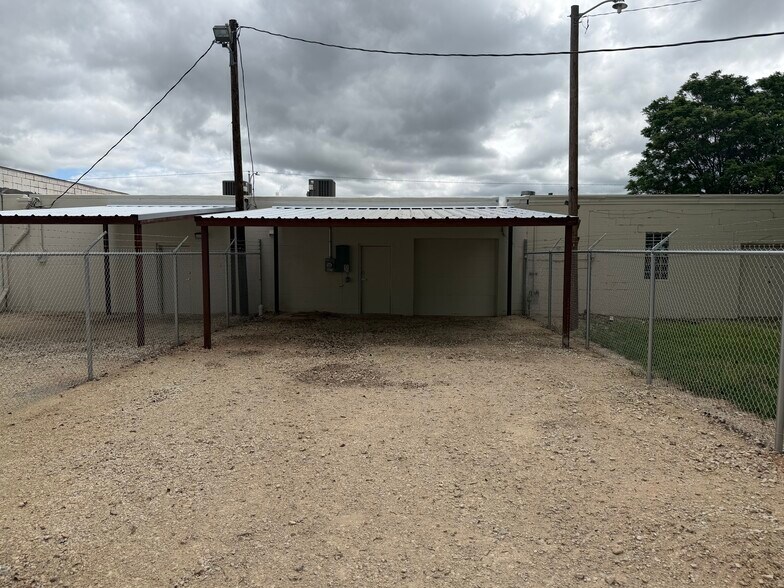 More Photos Of 1168 Butternut St, Abilene Flex For Lease