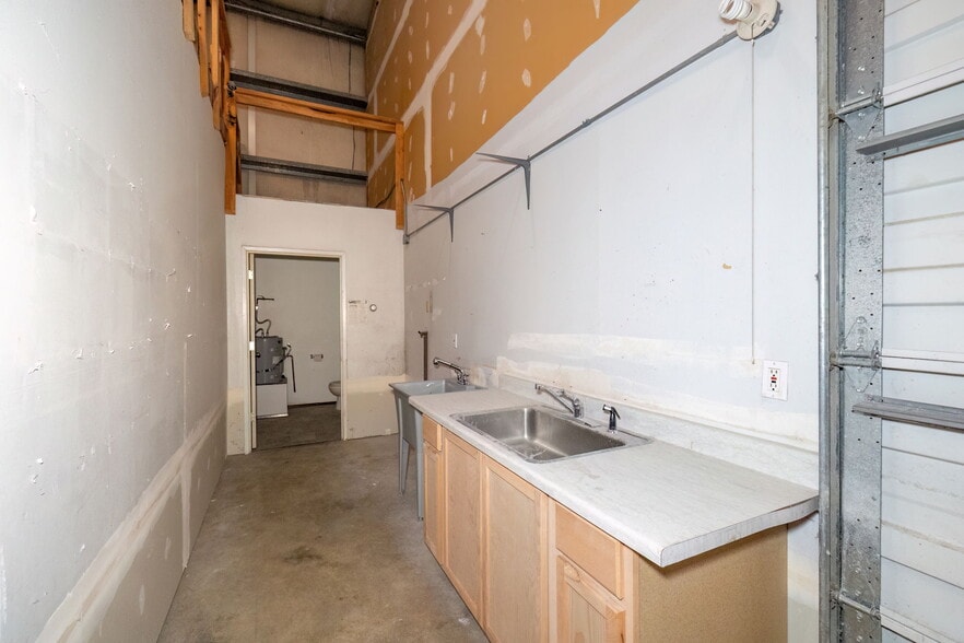 More Photos Of 5800 W Werner Rd, Bremerton Distribution For Lease