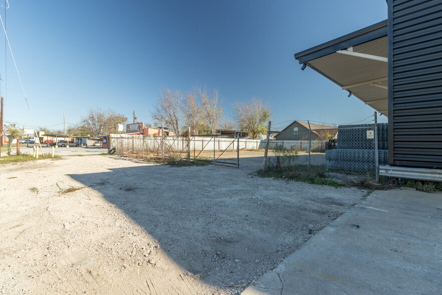More Photos Of 7904 Irvington Blvd, Houston Warehouse For Sale