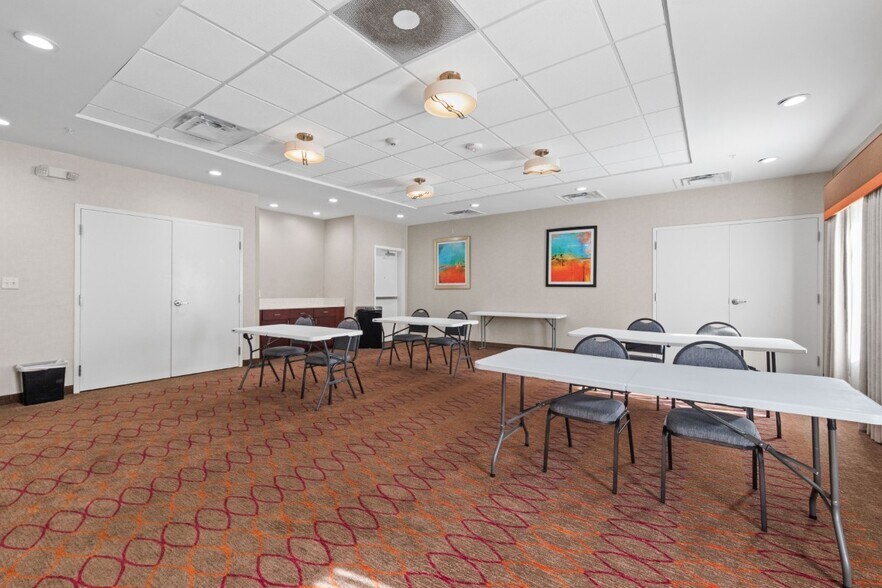 More Photos Of 1700 Commerce Blvd, Opelousas Hotel For Sale