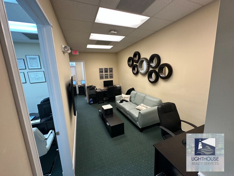 More Photos Of 1935 Commerce Ln, Jupiter Office For Lease