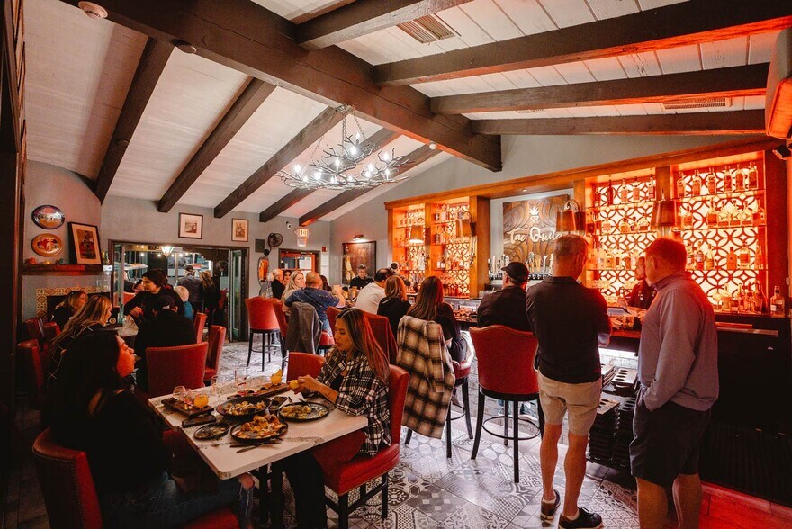 More Photos Of 419 N Palm Canyon Dr, Palm Springs Restaurant For Sale
