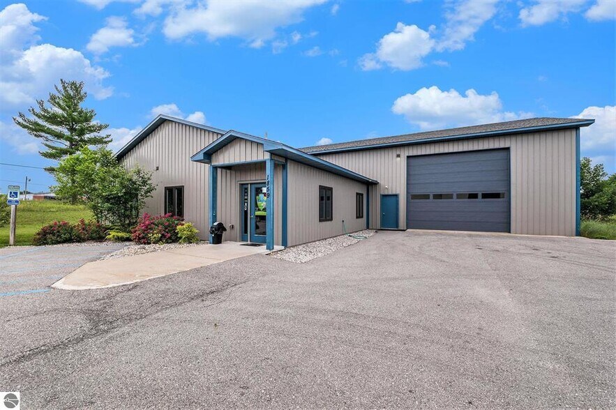 More Photos Of 1859 Southpeak Dr, Traverse City Service For Sale
