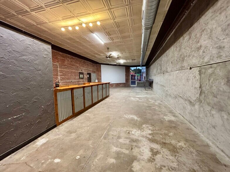 More Photos Of 132 W Broadway St, Lexington Freestanding For Sale