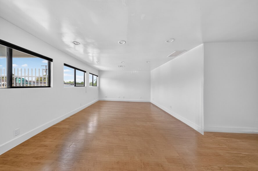 More Photos Of 19709 Ventura Blvd, Woodland Hills Office For Lease