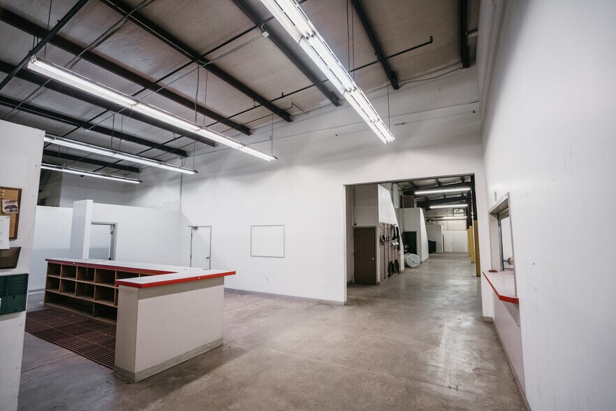 More Photos Of 2905 W Oakland Ave, Austin Auto Dealership For Lease