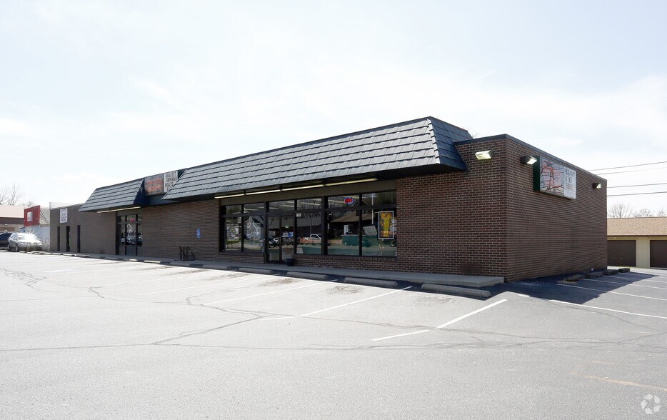 More Photos Of 1202 S Walnut St, Bloomington Storefront For Lease