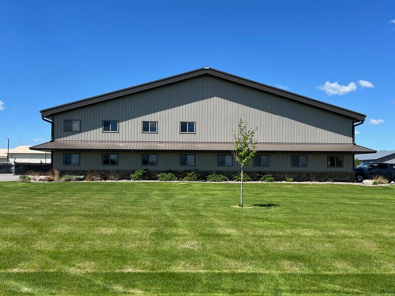 More Photos Of 20021 Edison Cir, Clearwater Warehouse For Lease