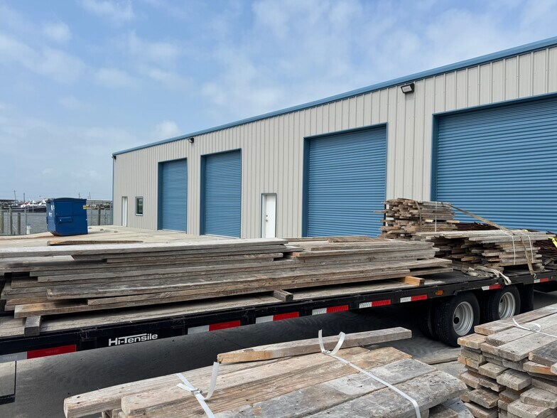 More Photos Of 112-120 Cove Harbor North, Rockport Warehouse For Lease