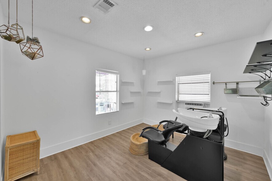 More Photos Of 213 Houston St, Tomball Storefront Retail Office For Lease