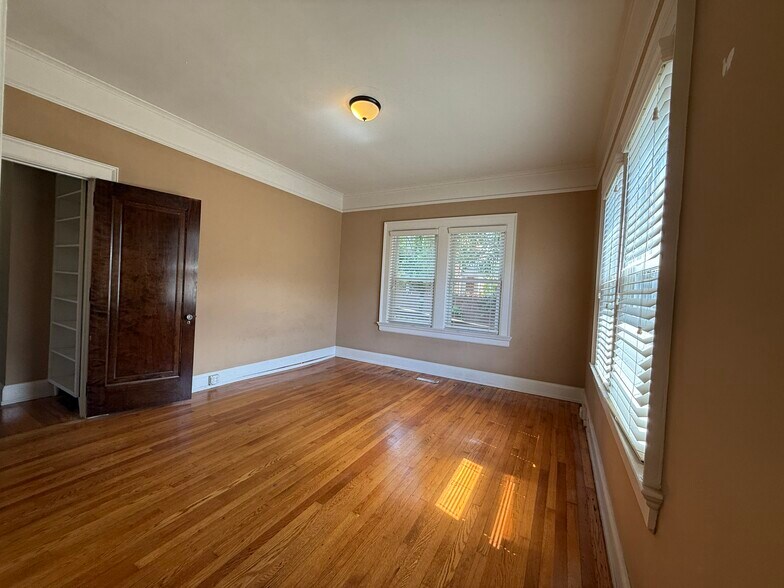 More Photos Of 581 W Main St, Spartanburg Office Residential For Lease