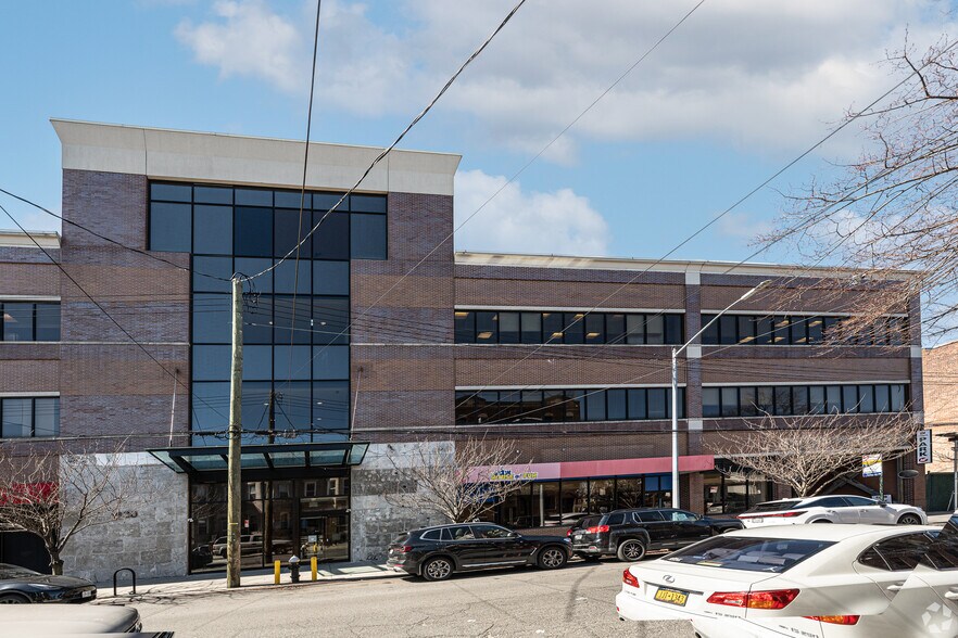 More Photos Of KINGSWOOD CENTER, Brooklyn Office For Lease