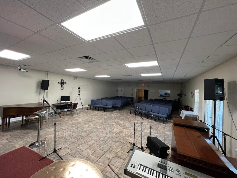 More Photos Of 6310 Blanding Blvd, Jacksonville Showroom For Sale
