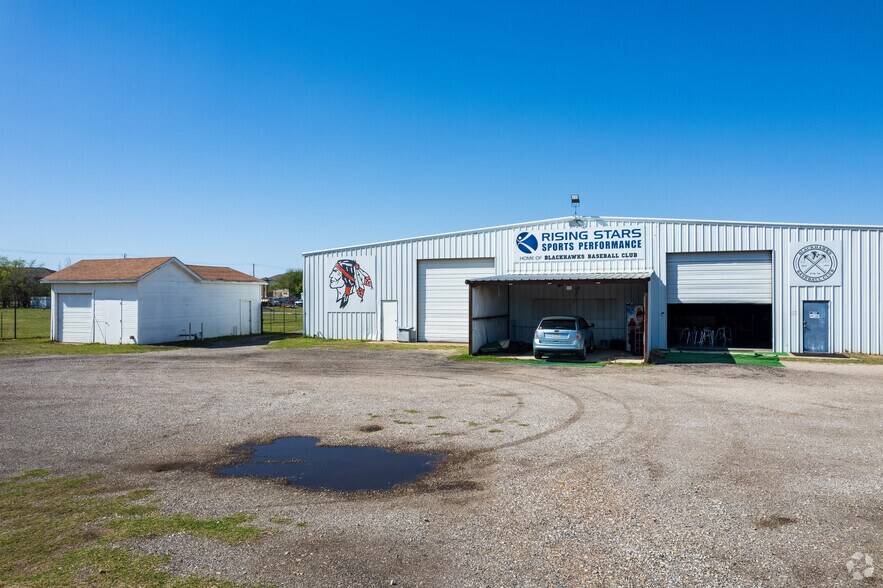 More Photos Of 3575 Thompson Rd, Keller Warehouse For Lease