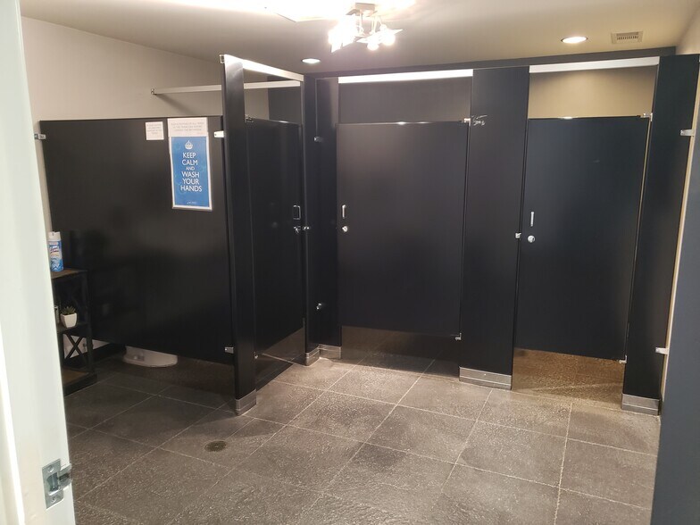 More Photos Of 7624 Varna Ave, North Hollywood Religious Facility For Lease