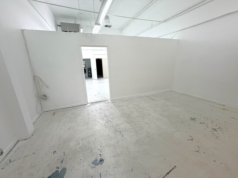 More Photos Of 1020 S Los Angeles St, Los Angeles Light Manufacturing For Lease