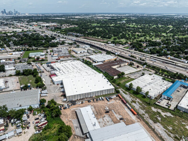 More Photos Of 6628-6630 Gulf Fwy, Houston Light Distribution For Lease