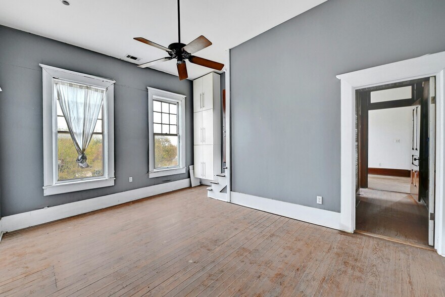 More Photos Of 709 N Lexington St, Manor Specialty For Sale