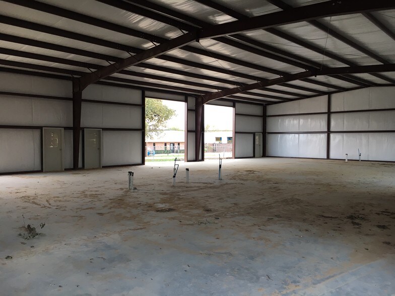 More Photos Of 3160 Gertie Barrett Rd, Mansfield Flex For Lease
