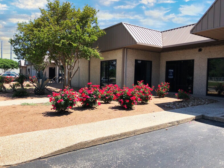 More Photos Of 3913 Todd Ln, Austin Light Distribution For Lease
