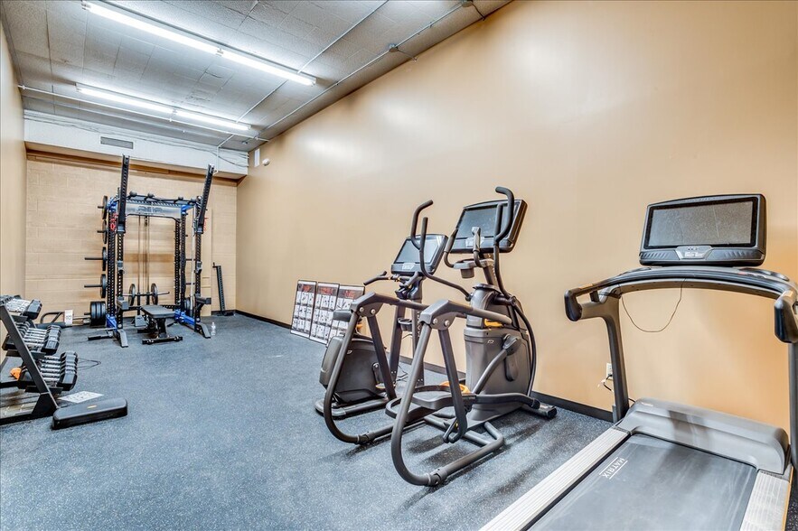 More Photos Of 722 4th ave, Hutchinson Office For Sale