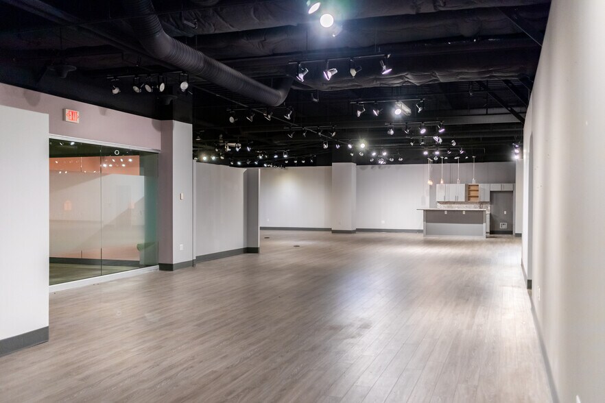 More Photos Of 495 S Grand Central Pky, Las Vegas Showroom For Lease