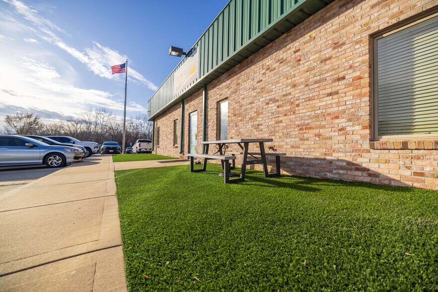 More Photos Of 1621 Se Summit St, Lee's Summit Light Distribution For Lease