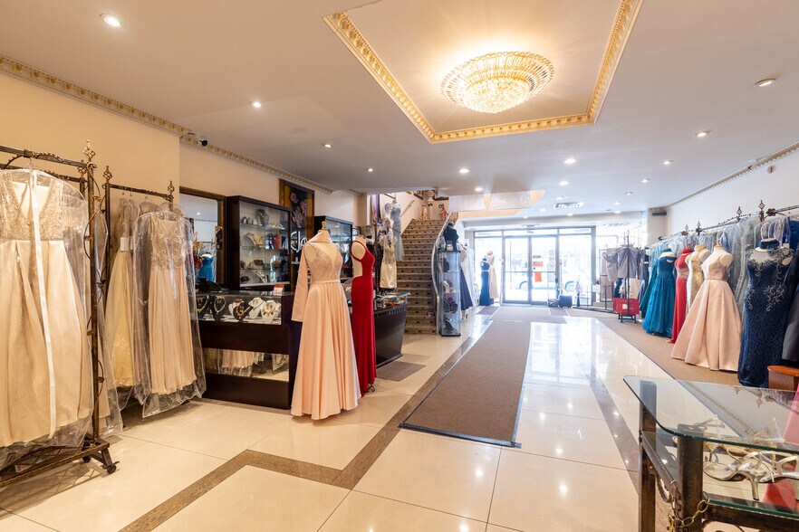 More Photos Of 6712 Saint-Hubert Rue, Montréal General Retail For Lease