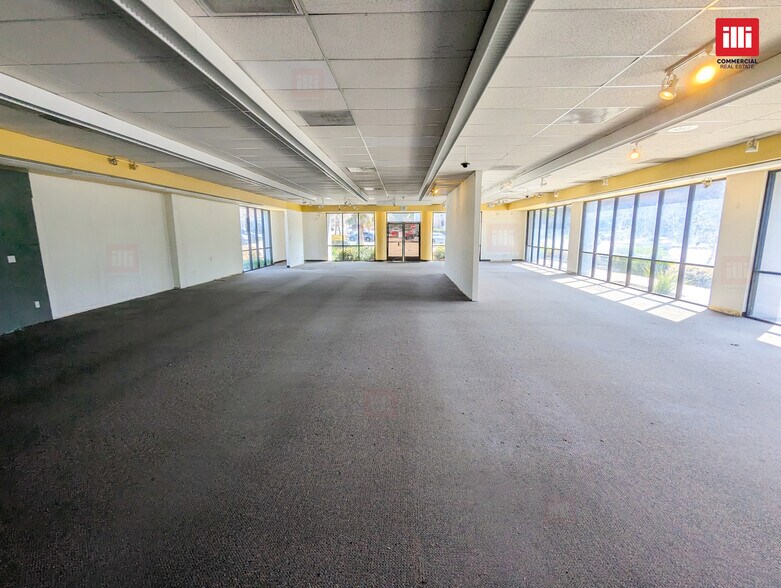 More Photos Of 20819 Ventura Blvd, Woodland Hills Storefront For Lease