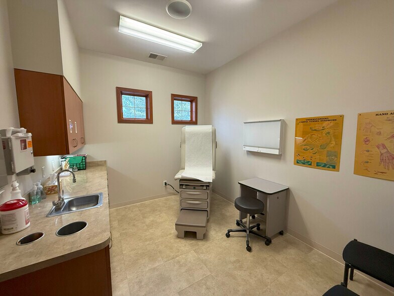 More Photos Of 7971 Moorsbridge Rd, Portage Medical For Lease