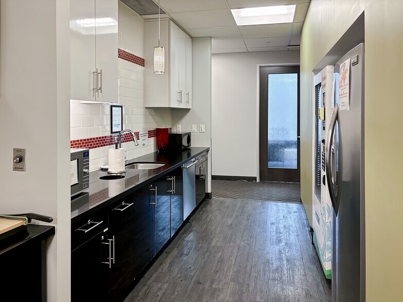 More Photos Of 151 Yonge St, Toronto Coworking Space