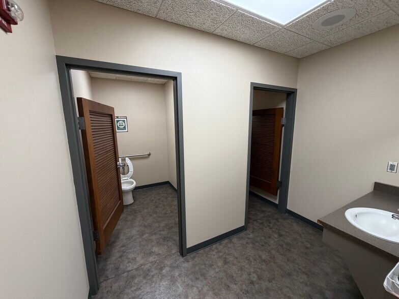 More Photos Of 3333 Landmark Cir, Lincoln Office For Sale