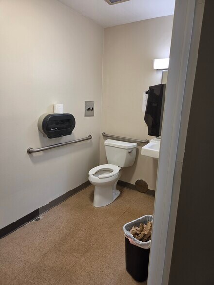 More Photos Of 101-103 S Talbot St, Addison Bank For Lease