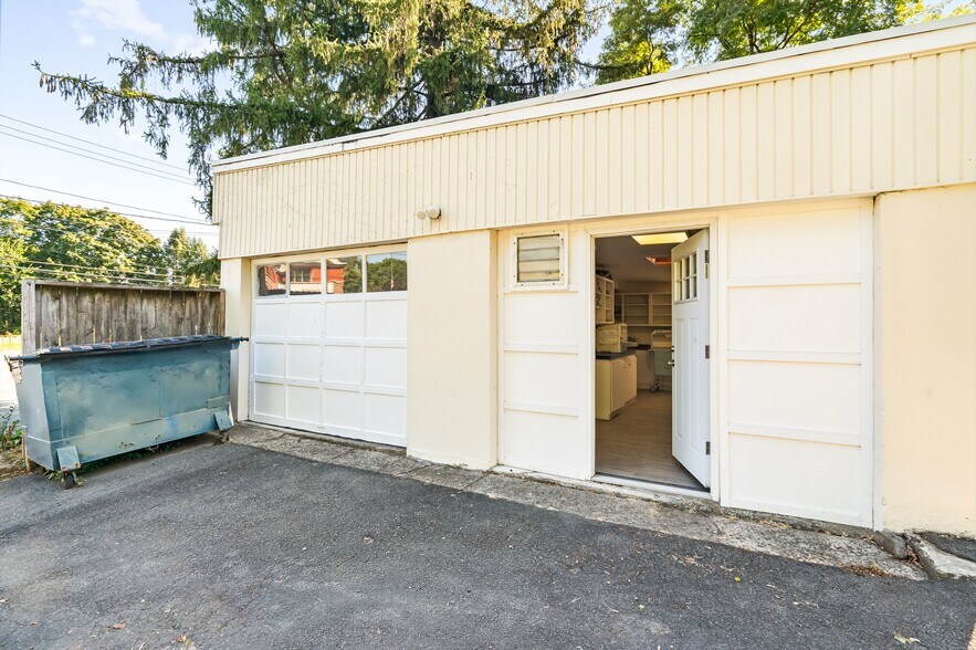 More Photos Of 153 Route 9W, Haverstraw Veterinarian Kennel For Sale