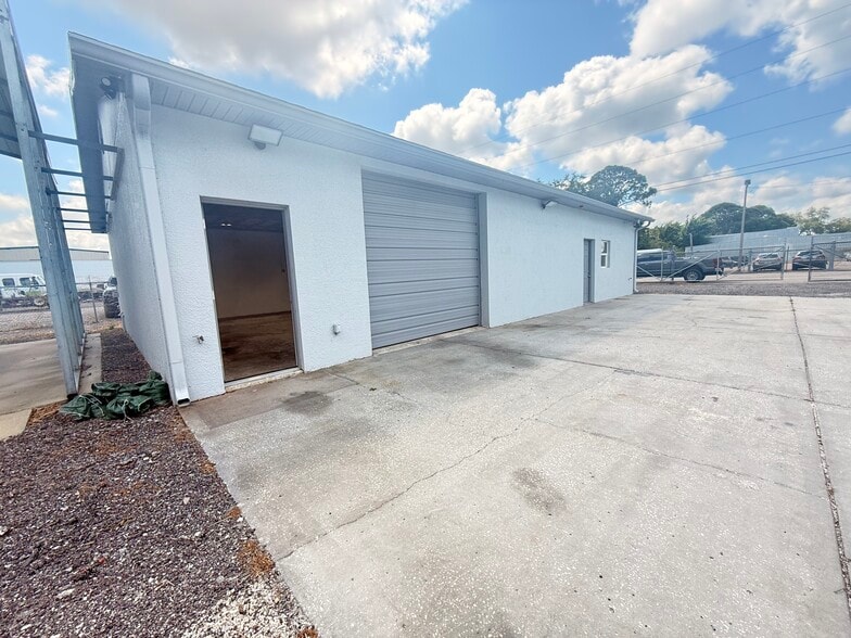More Photos Of 6129 Siesta Ln, Port Richey Warehouse For Lease