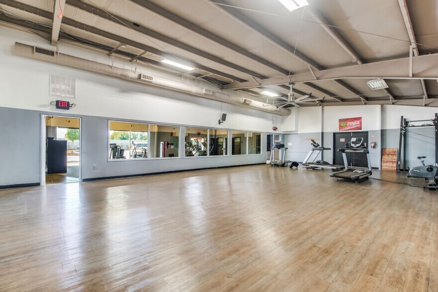 More Photos Of 2500 S Ferdon Blvd, Crestview Storefront For Lease