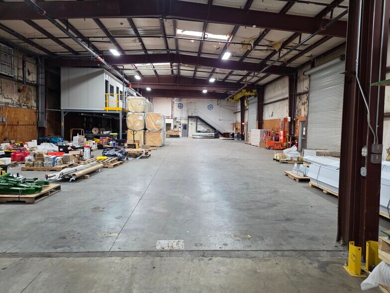More Photos Of 318 Bell Park Dr, Woodstock Distribution For Lease